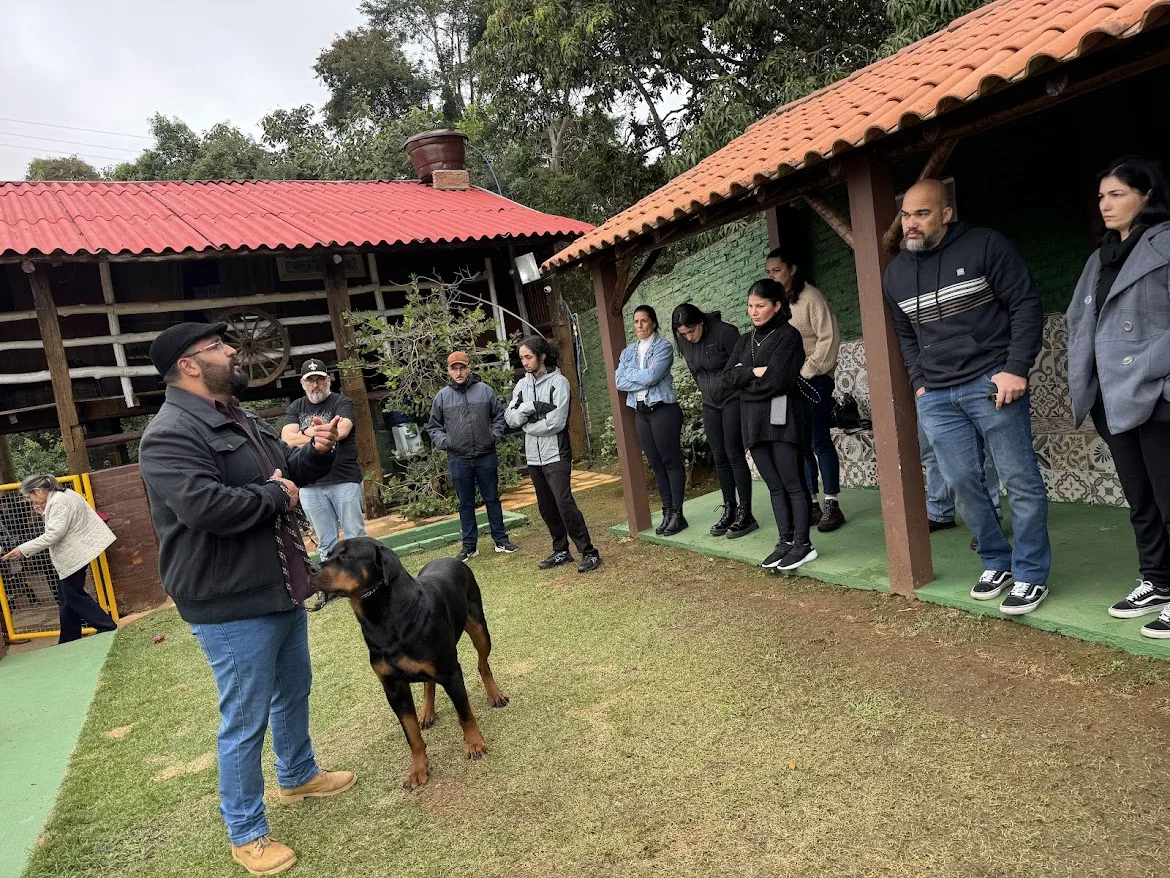 David em interação com um cão durante um encontro com participantes